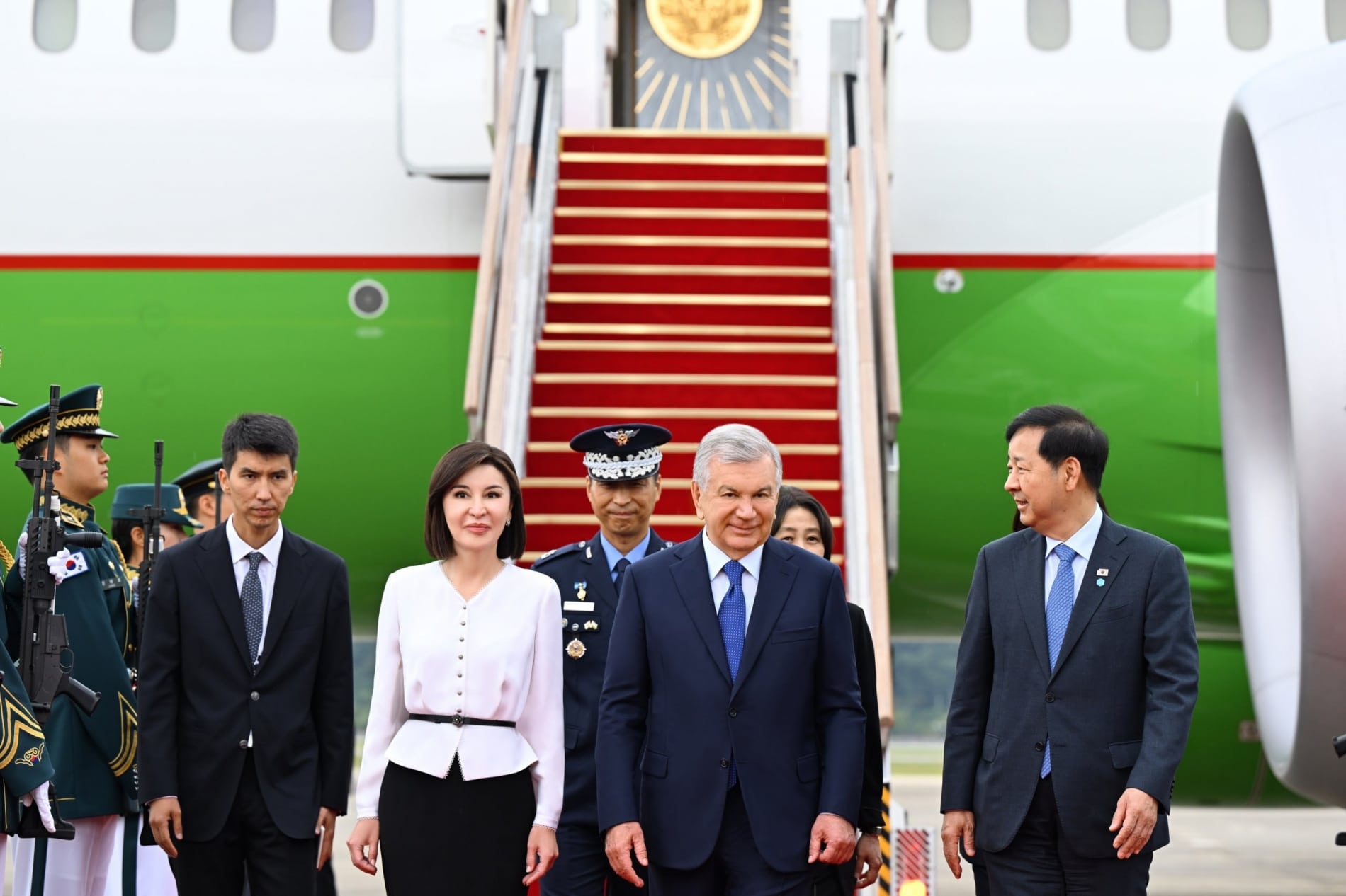 Shavkat Mirziyoyev arrives in Seoul, meets Uzbek citizens