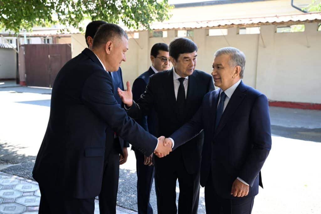 Shavkat Mirziyoyev Qoraqalpog‘istonga tashrifini Kallibek Kamalov xonadonidan boshladi