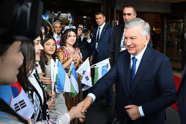 Shavkat Mirziyoyev arrives in Seoul, meets Uzbek citizens