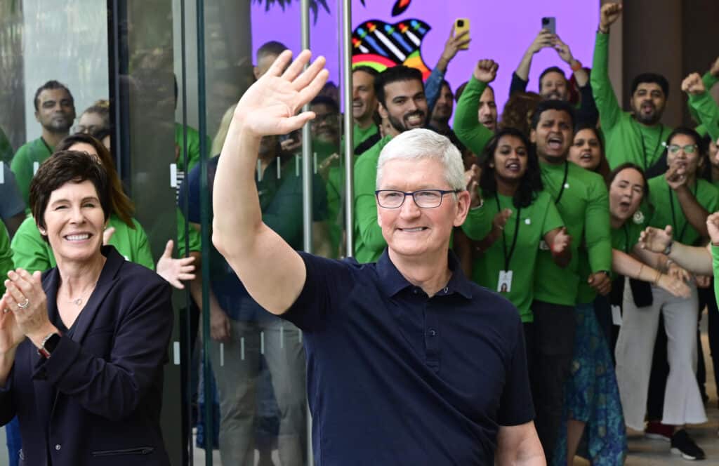 MUMBAI INDIA APRIL 18 2023 Apple CEO Tim Cook along with Senior Vice president of retail Deirdre O Brien L during inauguration of Apple Store first outlet opened in India at Bandra Kurla Complex on April 18 2023 in Mumbai India Photo by Anshuman Poyrekar Hindustan Times