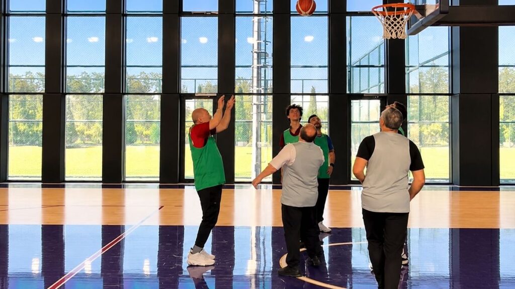 70 yoshdan oʻtgan Erdo‘g‘an basketbol o‘ynadi