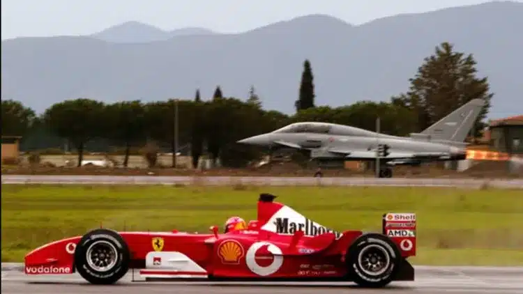 Italiyada qiruvchi samolyoti Ferrari bilan poyga o‘ynaydi