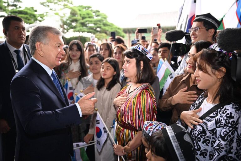 Mirziyoyev Seulda Koreyadagi o‘zbekistonliklar bilan uchrashdi