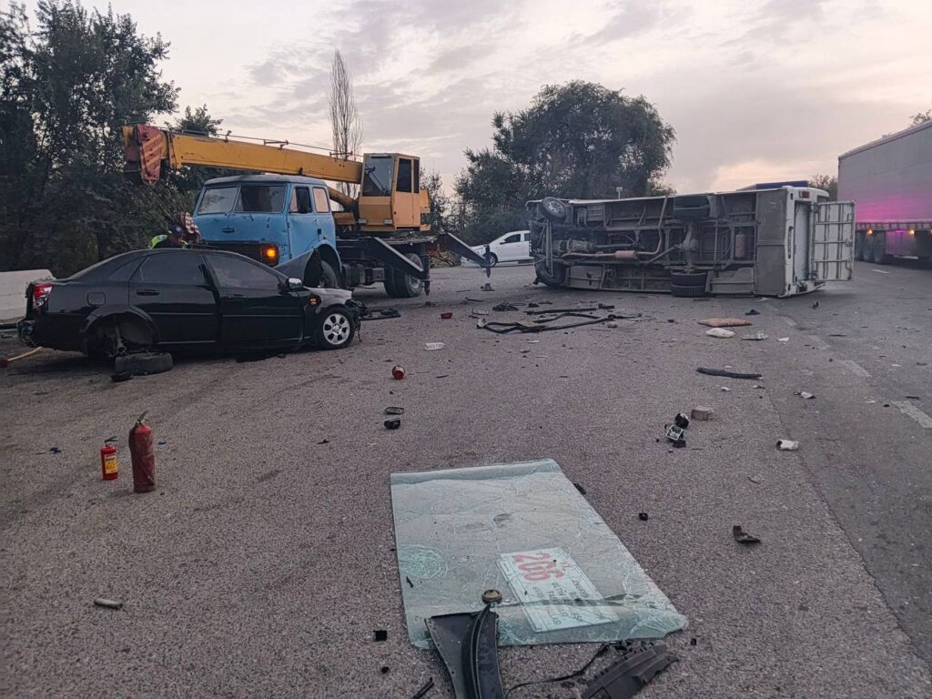 Ohangaronda Lacetti avtobusni ag‘darib yubordi