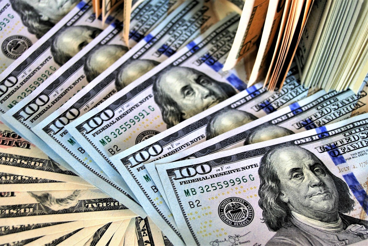 Иностранки попытались вывезти $240 тыс. под одеждой — их задержали пограничники Ташобласти