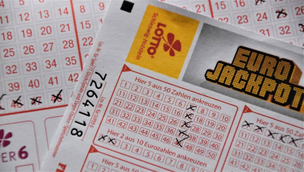After EuroMillions jackpot in UK, Russian woman thanks bay leaf for her own