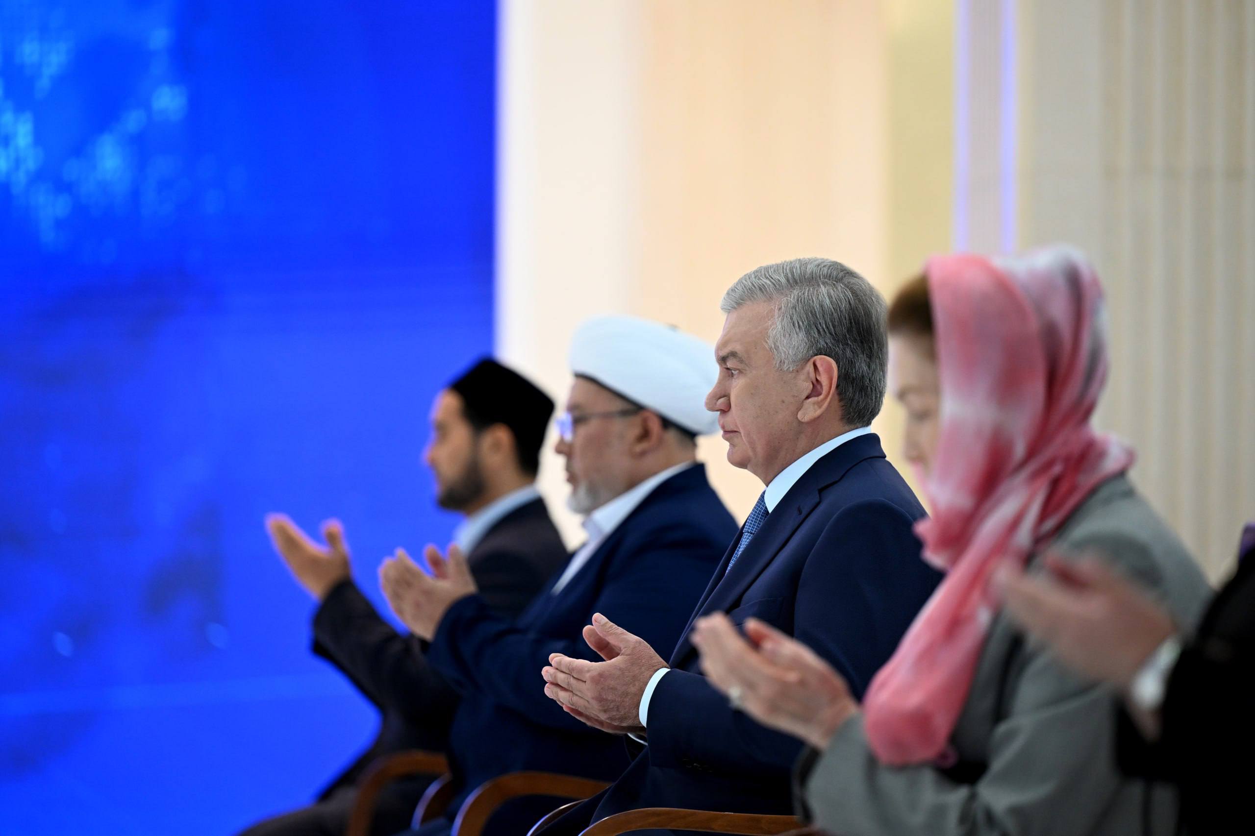 Shavkat Mirziyoyev Islom Karimov yodgorlik majmuasiga tashrif buyurdi