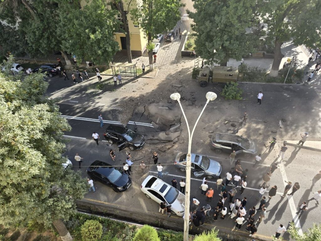Повреждение дороги на улице Глинки в Ташкенте