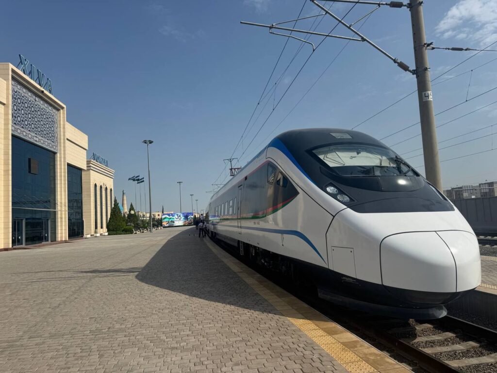 Urganch va Xiva o‘rtasida tezyurar elektropoyezd qatnovi yo‘lga qo‘yildi