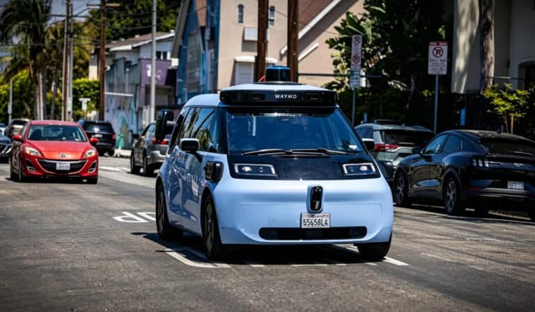 Zeekr robotaksilari AQShda ommaviy xizmatga chiqdi
