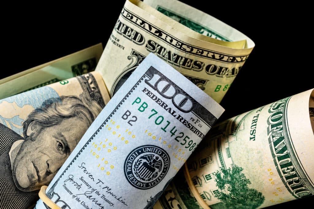 Dollar foyda bilan: 8-sentabr kuni qaysi banklarda valyutalarni qulay ayirboshlash mumkin