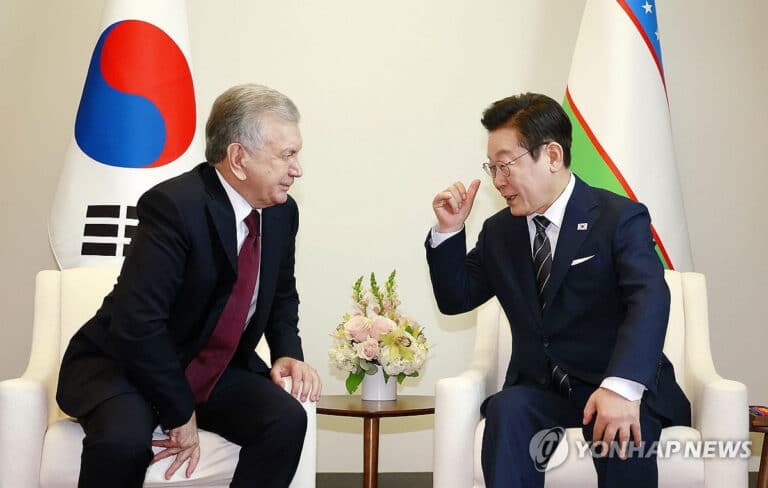 Janubiy Koreya prezidenti Shavkat Mirziyoyevga qizil jenshen sovg‘a qildi