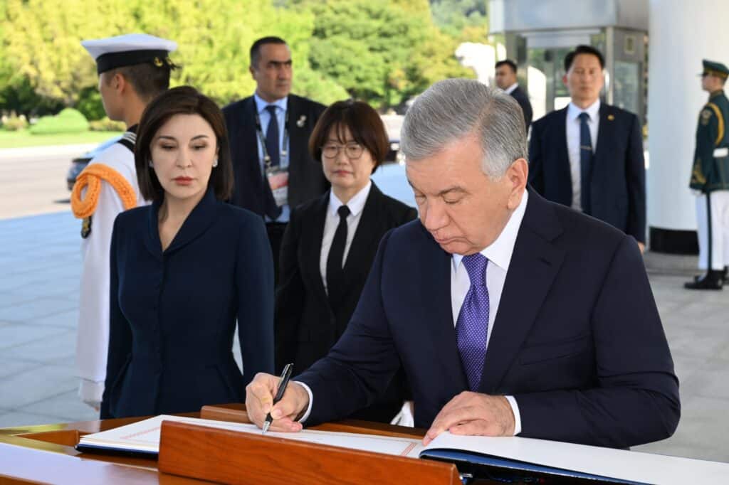 Shavkat Mirziyoyev Seuldagi Milliy yodgorlik majmuasiga tashrif buyurdi