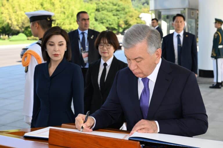 Shavkat Mirziyoyev Seuldagi Milliy yodgorlik majmuasiga tashrif buyurdi