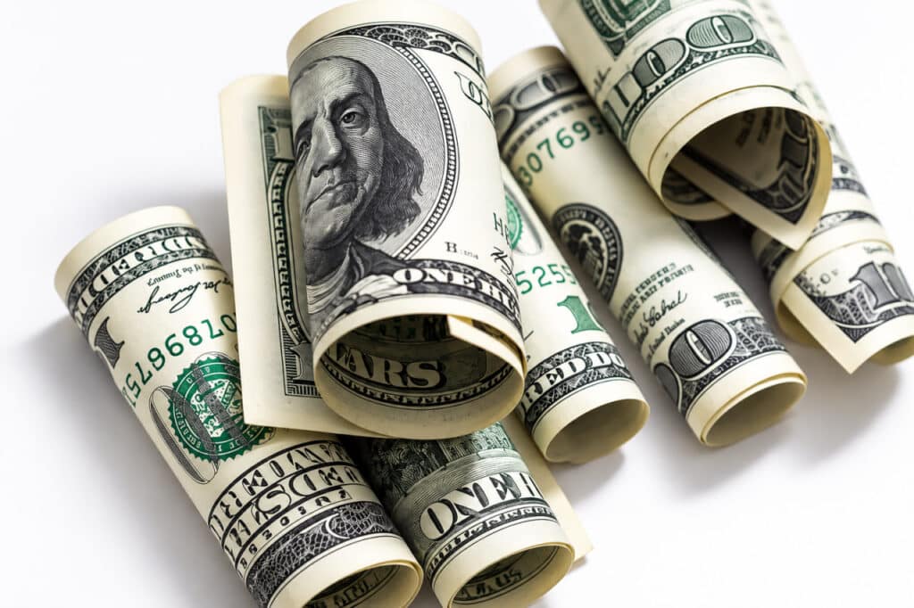 Dollar qulamoqda: 15-sentabr uchun valyutalar kursi e’lon qilindi