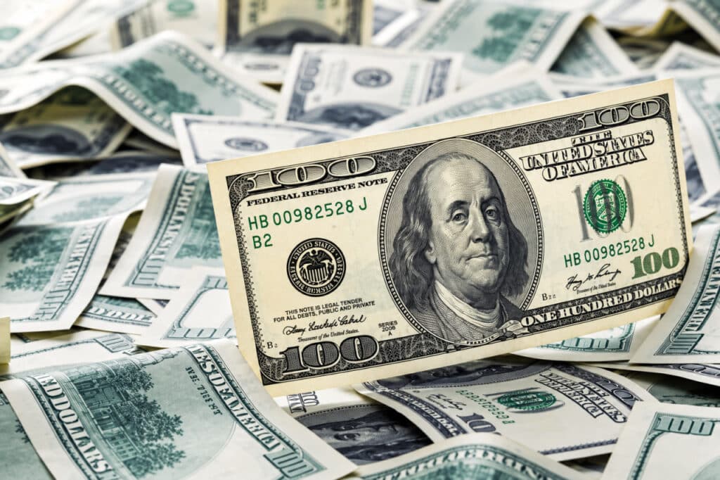 Dollar foyda bilan: 16-sentabr kuni qaysi banklarda xorijiy valyutalarni qulay narxda ayirboshlash mumkin