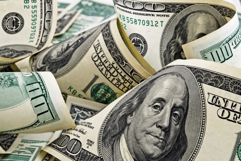 Dollar «uchmoqda»: 18-sentabr uchun valyutalar kursi e’lon qilindi
