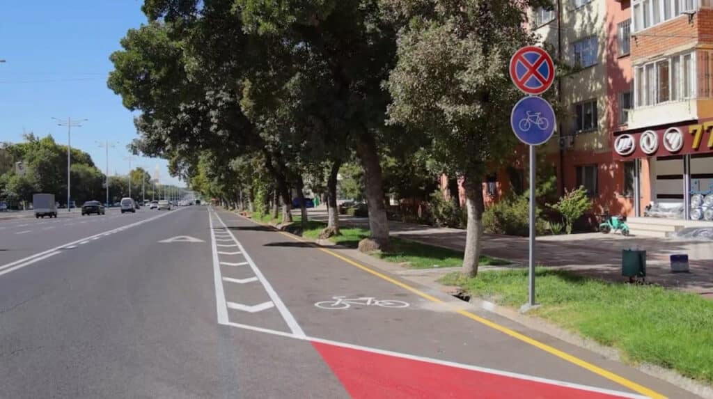 Lutfiy ko‘chasida mikromobillik uchun alohida yo‘lak sinovdan o‘tkazildi