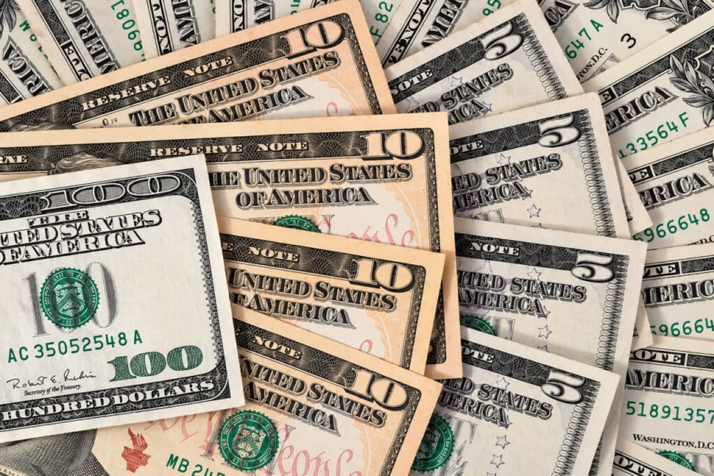 Dollar foyda bilan: 24-sentabr uchun ayirboshlash kurslari