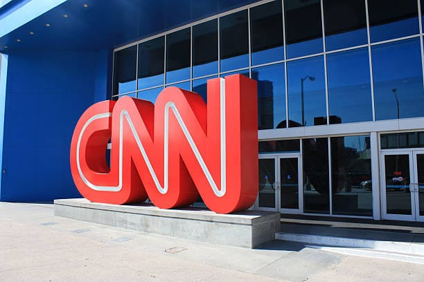 Sud Oq uyga CNN, MS NOW va Politico jurnalistlari kirishini tiklashni buyurdi