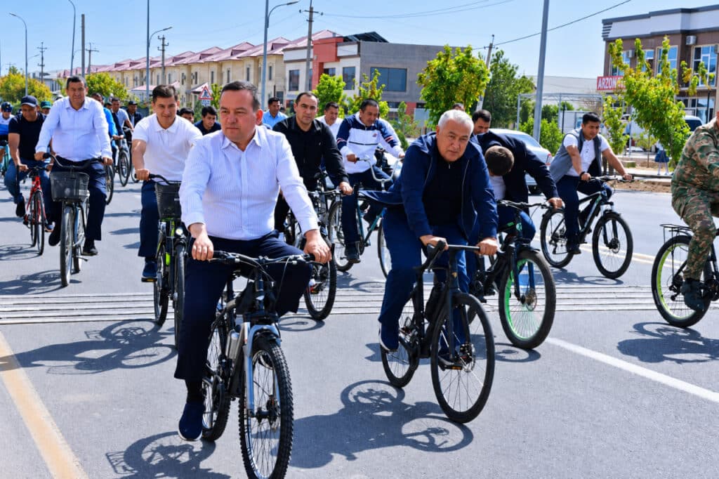 Surxondaryo hokimi ishga velosipedda qatnay boshladi