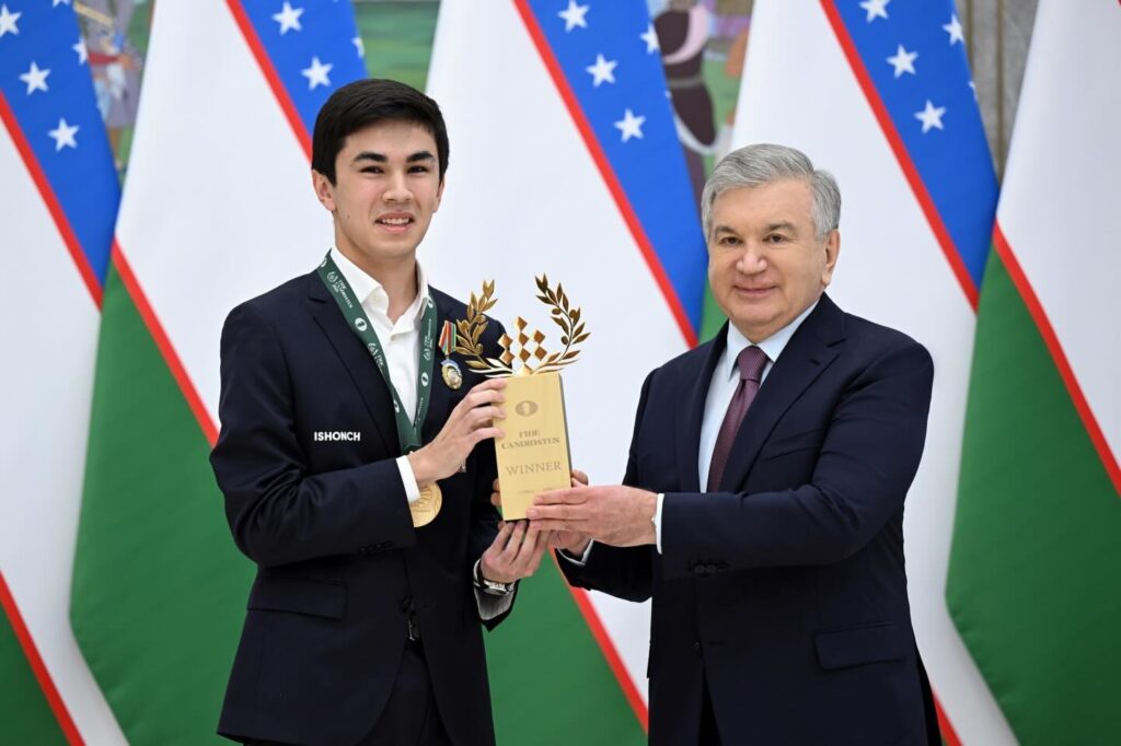 Mirziyoyev shaxmatchilarni davlat mukofoti bilan taqdirlaydi