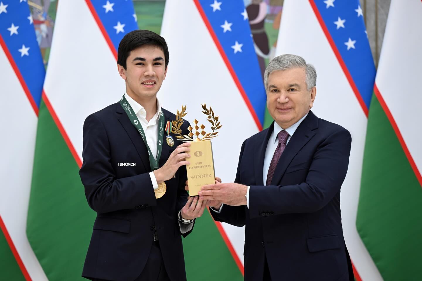Mirziyoyev shaxmatchilarni davlat mukofoti bilan taqdirlaydi