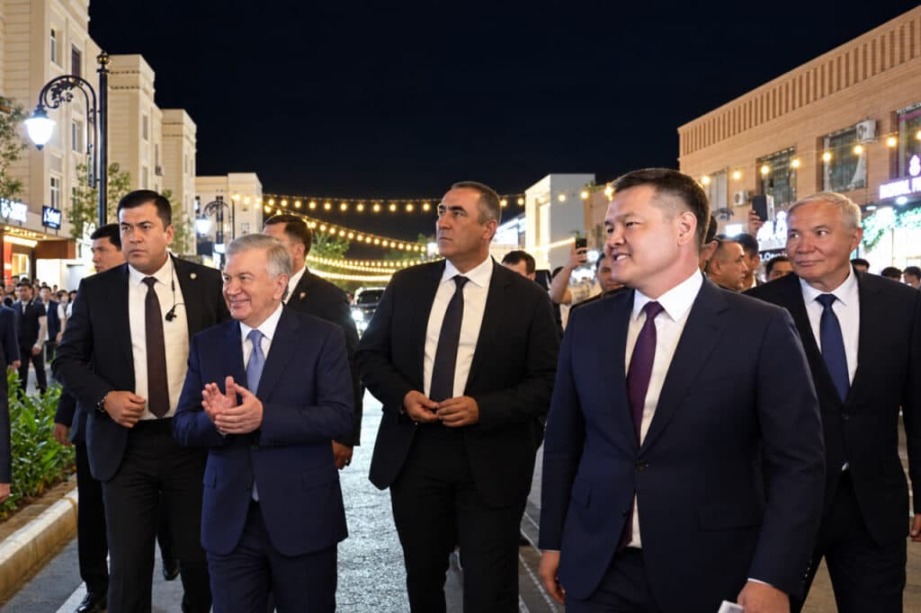 Mirziyoyevning korteji rejadan tashqari to‘xtadi — video