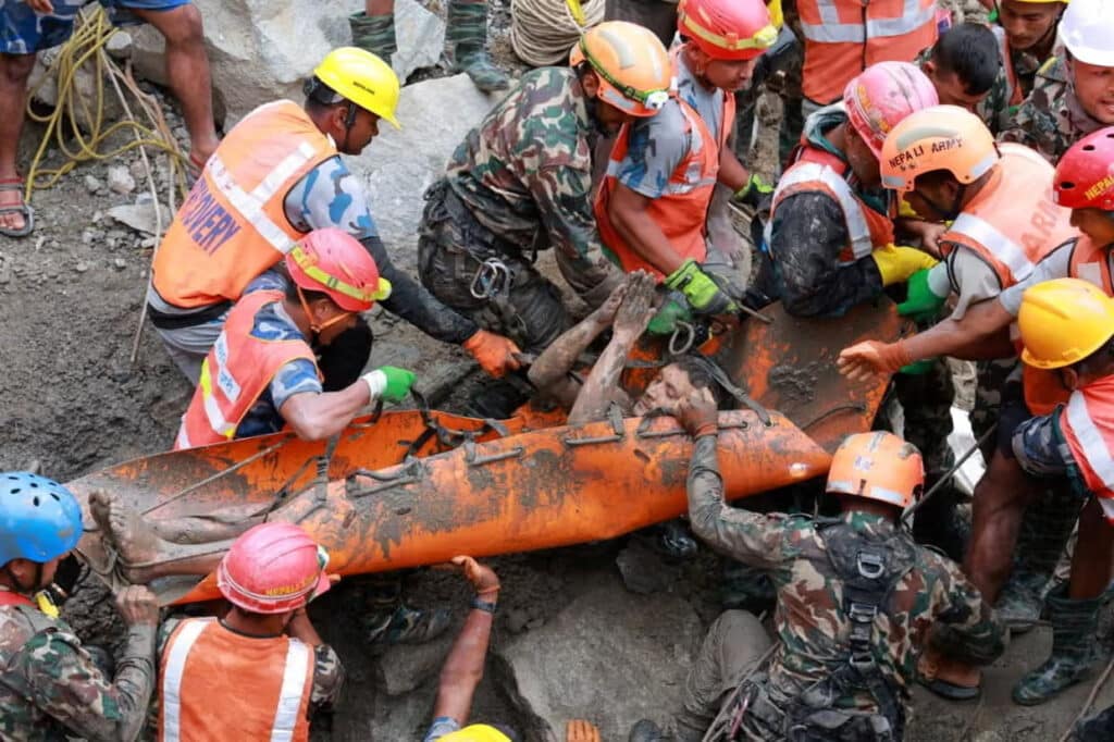 Nepaldagi toshqinlardan 9 kun o‘tib, ikki ishchi tunneldan tirik topildi