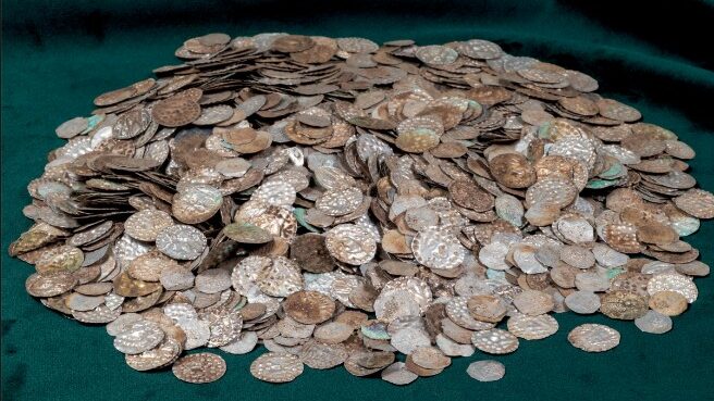 Shvetsiyada chuvalchang qidirganlar Vikinglar xazinasini topdi