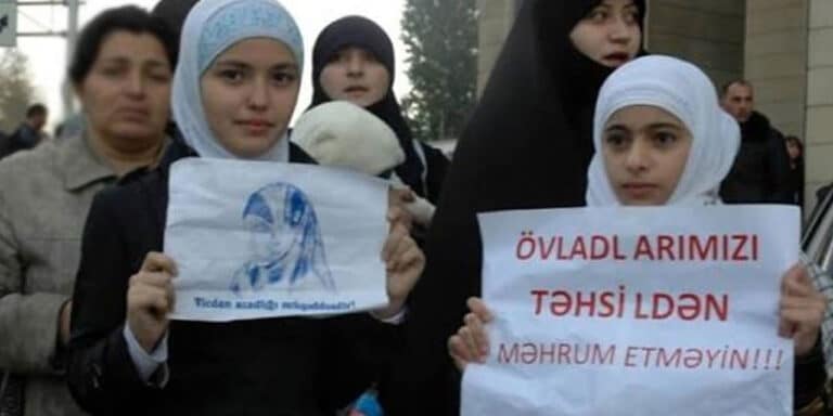 Протесты из-за запрета хиджаба в Азербайджане: что известно о задержаниях и международной реакции