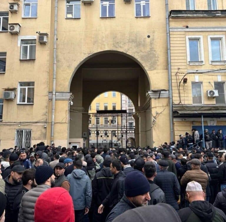 Куда обращаться узбекистанцам после рейда на Сенном рынке в Петербурге
