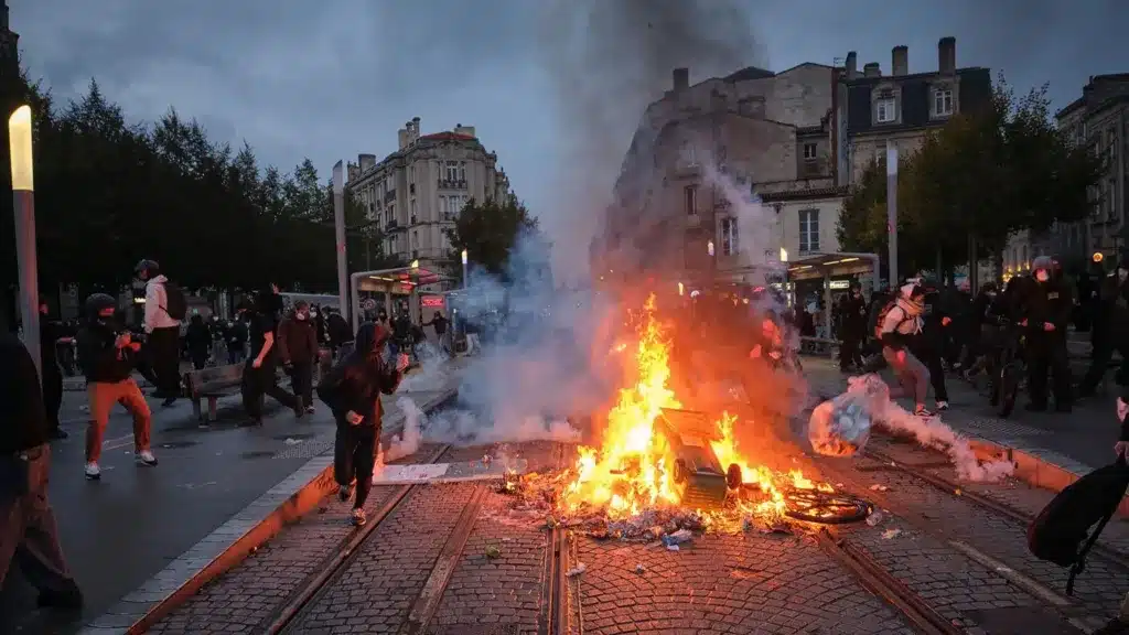Nearly 1,000 arrested as fresh protests sweep across France