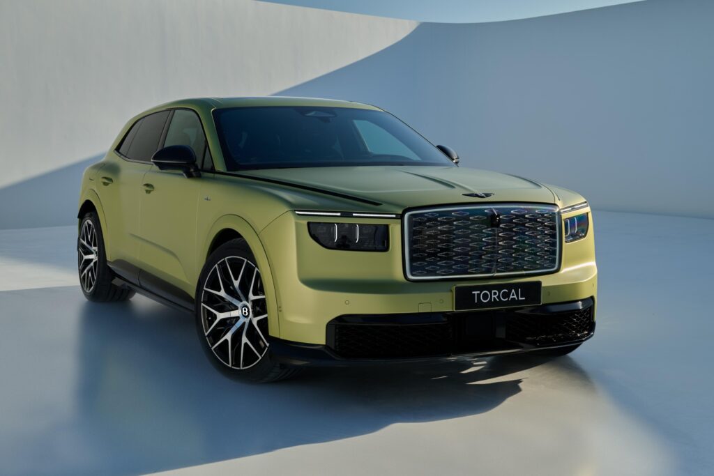 Bentley ilk elektromobilini taqdim etdi