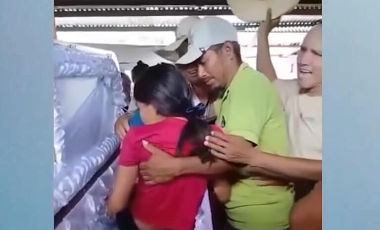15 yoshli qiz o‘z dafn marosimida tirildi