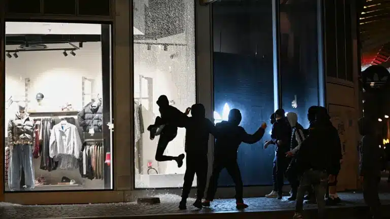 Fransiyada namoyişçilar niqobidagi öğrilar talon-toroj qilingan mahsulotlarni sotmoqda