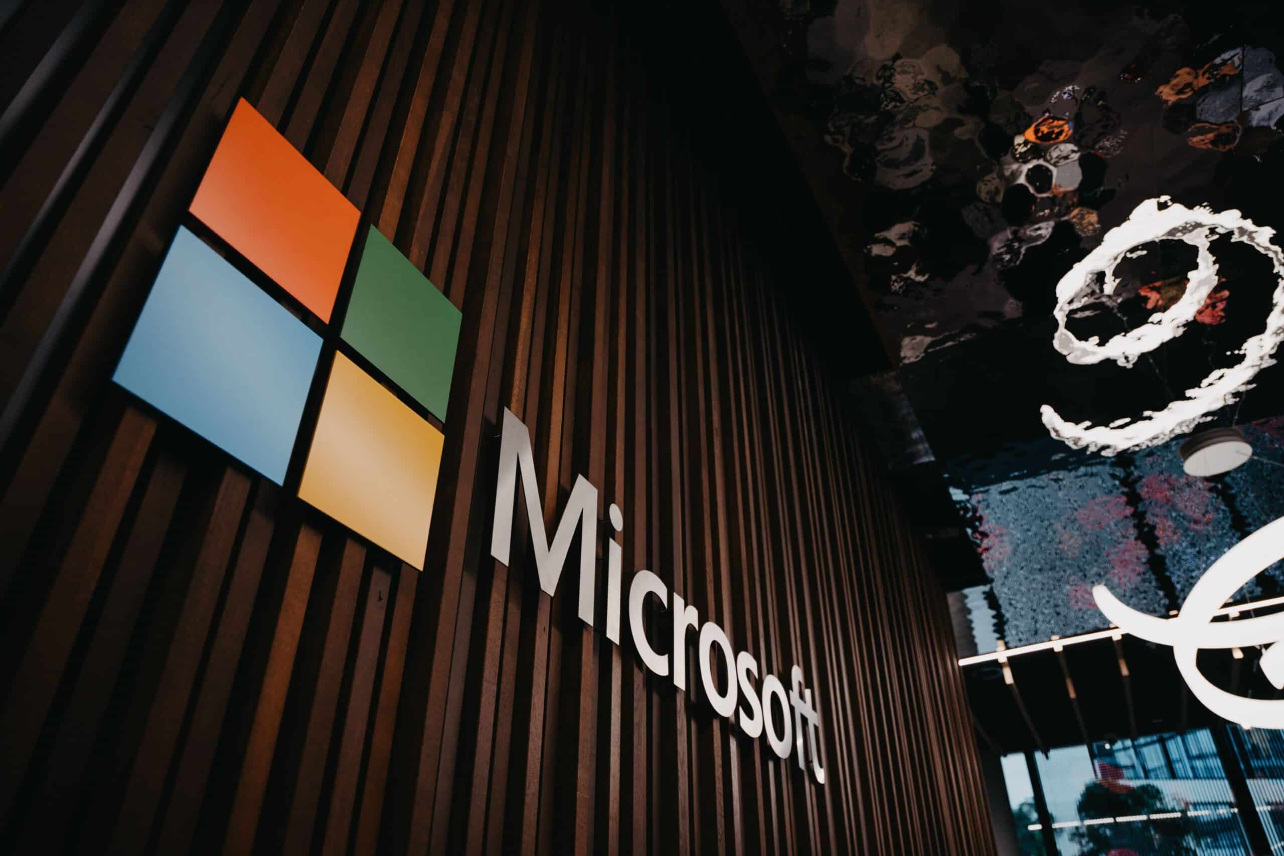 AQSh Microsoft kompaniyasini PERM dasturidan chetlatdi