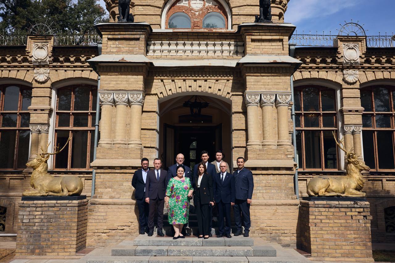 Great-niece of last Russian tsar tours Tashkent Romanov palace