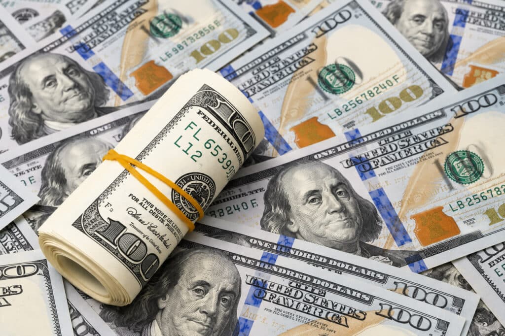 Dollar foyda bilan: 6-oktabr uchun valyuta ayirboshlash kurslari