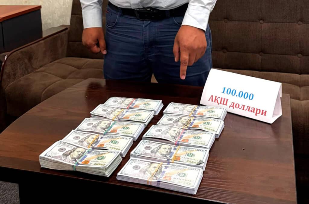 Bank xodimi 100 ming dollar olayotganda ushlandi