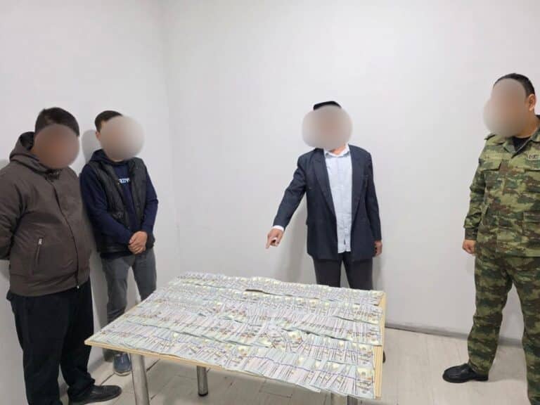 На посту «Дустлик» у пассажира нашли $64 тыс. в носках