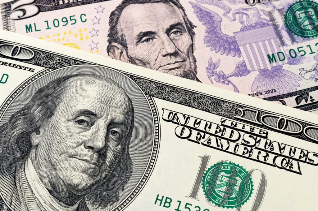 Dollar foyda bilan: 7-oktabr uchun valyuta ayirboshlash kurslari