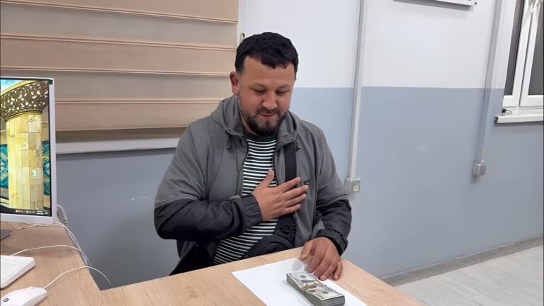 Казахстанец потерял $10 тыс. в метро Ташкента, но камеры помогли их вернуть