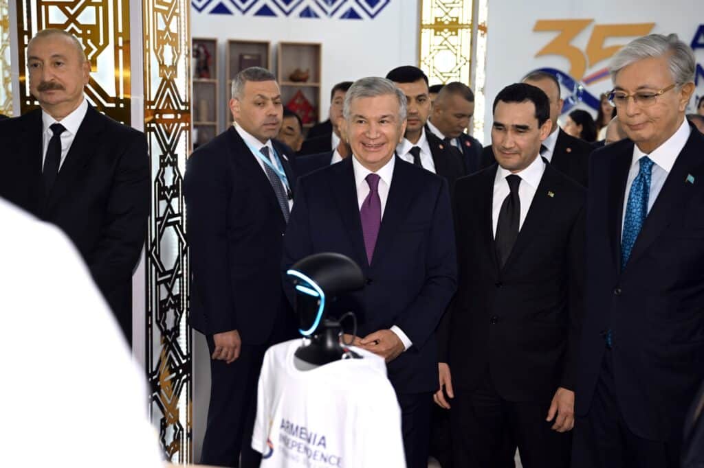 Mirziyoyev Avazada milliy taomlar festivaliga tashrif buyurdi