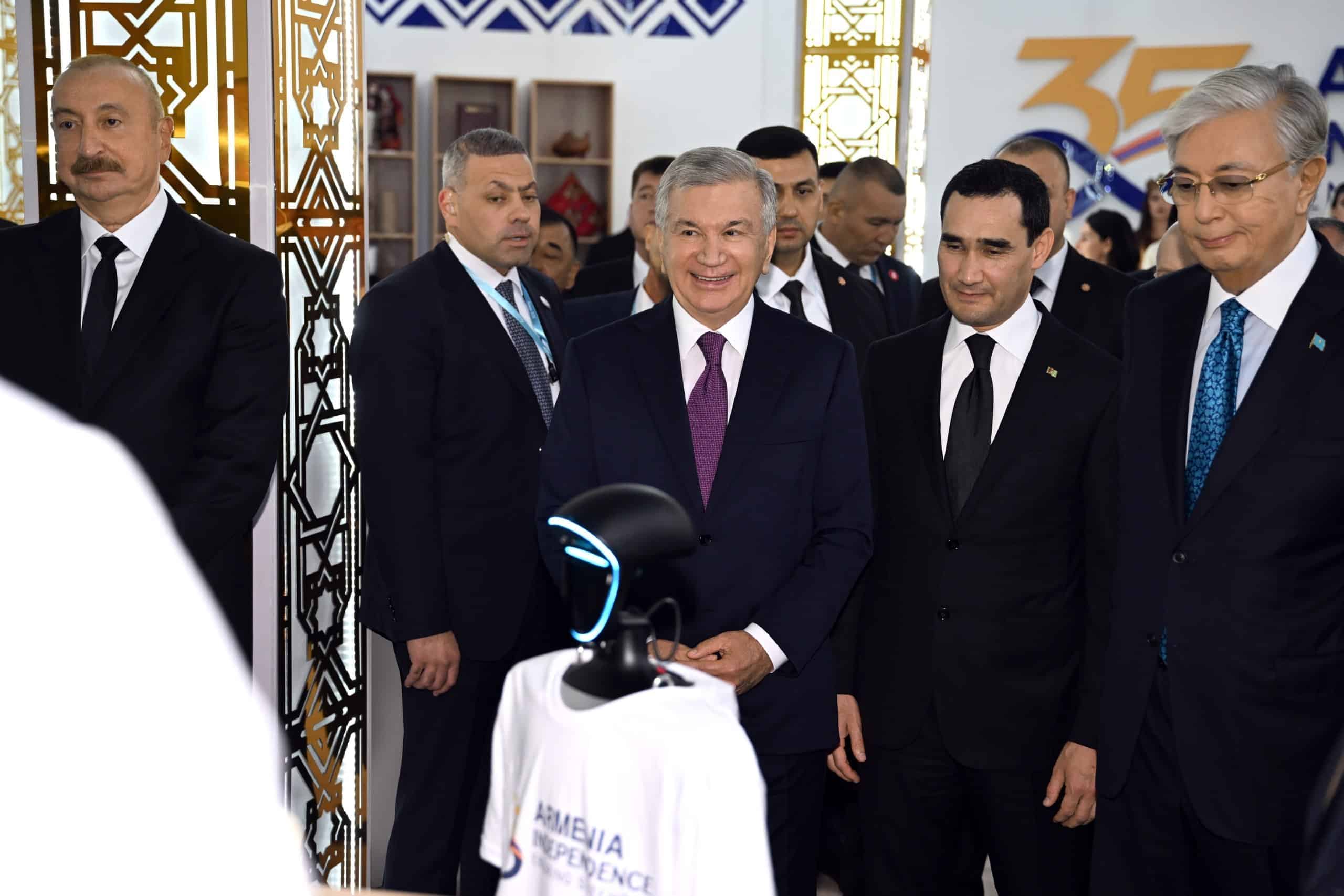 Mirziyoyev Avazada milliy taomlar festivaliga tashrif buyurdi