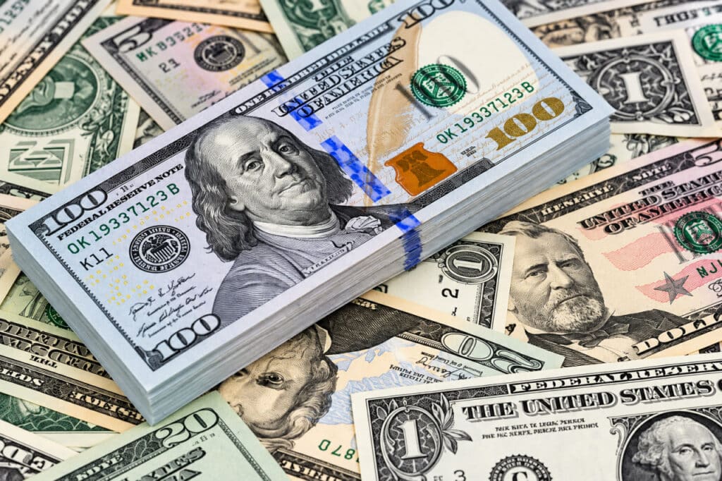 Dollar foyda bilan: 9-oktabr uchun valyuta ayirboshlash kurslari