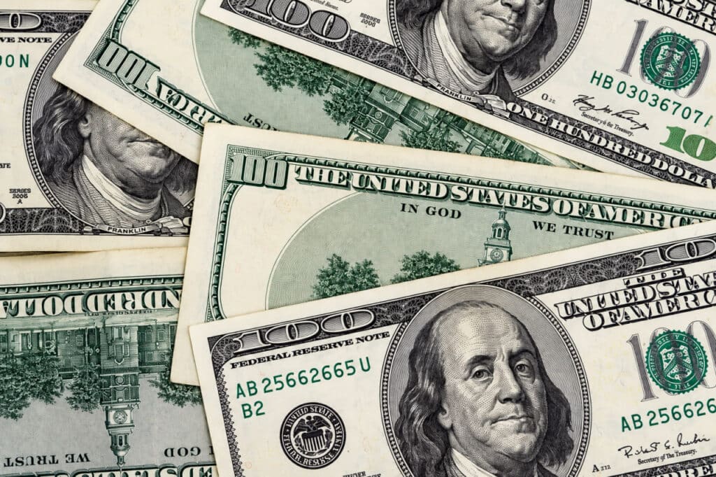 Dollar foyda bilan: 11-oktabr uchun valyuta ayirboshlash kurslari