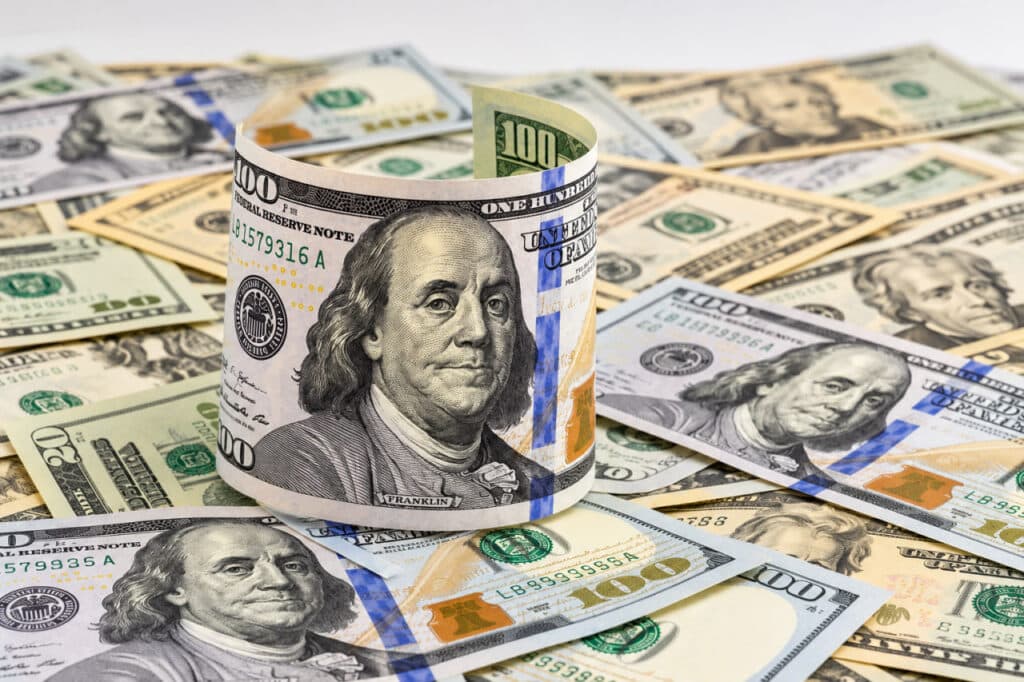 Dollar foyda bilan: 12-oktabr uchun valyuta ayirboshlash kurslari