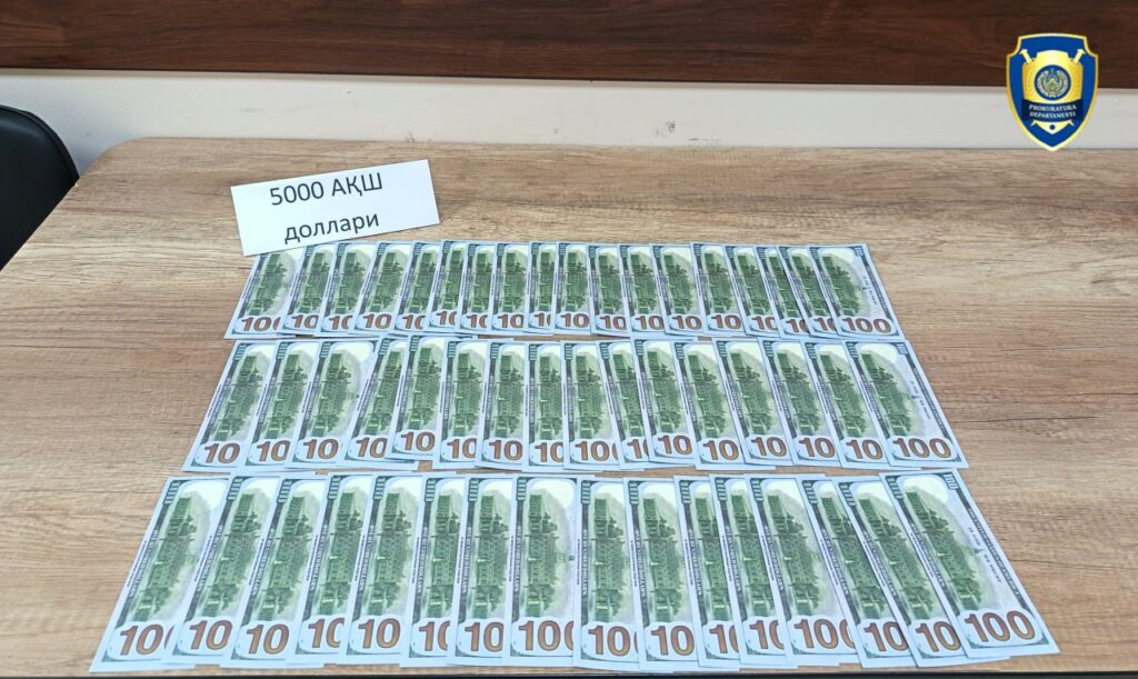 Qibrayda davlat muassasasi rahbari 5 ming dollar bilan ushlandi