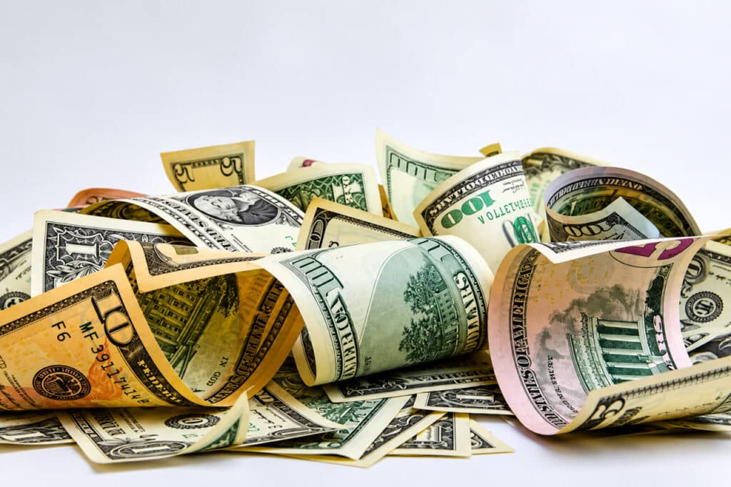 Dollar «uchmoqda»: 15-oktabr uchun valyutalar kursi e’lon qilindi